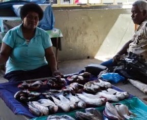 Two vendors at a fish market in Sigatoka, Fiji. Photo by: john.trif on Flickr / CC BY-NC-ND