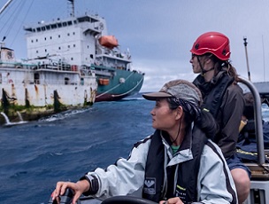 Fishery observers monitoring the transfer of catch in 2019. Covid restrictions have since prevented many observers from doing their jobs (Image © Tommy Trenchard / Greenpeace)