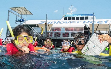 students participating in the GBR citizen science program. source - https://www.eturbonews.com/