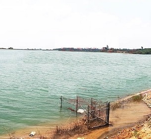 The tailings dam at Goldridge. Credit - www.solomonstarnews.com