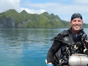 ERDMANN ABOUT TO GO ON A DIVE IN PALAWAN, PHIIPPINES (© CONSERVATION INTERNATIONAL/PHOTO BY MARK ERDMANN)
