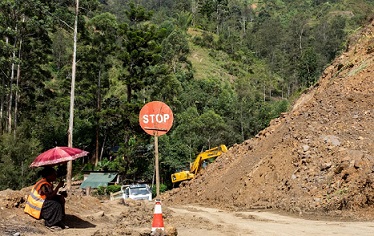 a landslide can bee seen in a newly improved section of the Kundiawa – Gembogl road. Image by Camilo Mejia Giraldo for Mongabay.