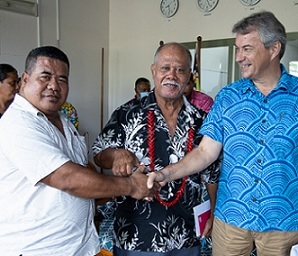 Rev. Liua Savaiinaea, Leaupepe F. Amosa and U.N.D.P's Resident Representative, Jorn Sorensen. Photo: Vaitogi A. Matafeo