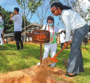 Guests attending the 44th session of UNESCO's World Heritage Committee plant trees in a historical neighborhood in Fuzhou, Fujian province, on Saturday. （Photo/China News Service）