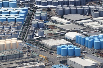 Thousands of storage tanks on the grounds of the Fukushima No. 1 nuclear power plant hold radiation-contaminated water. (Asahi Shimbun file photo)