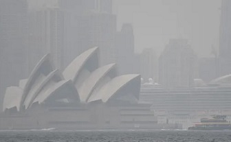 Bushfire smoke blanketed major cities in Australia and exacerbated respiratory illnesses. AAP Image/Steven Saphore