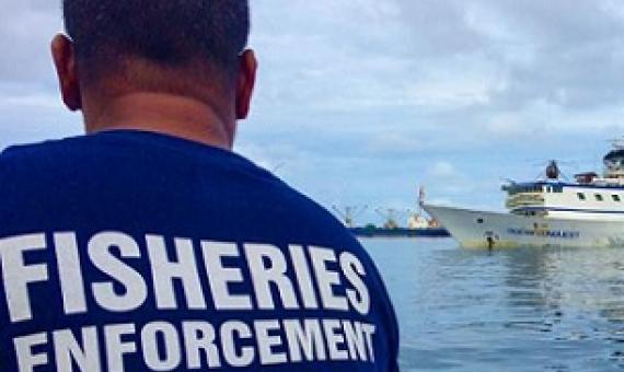 A fisheries officer in Majuro heads out to to inspect purse seine fishing vessels anchored in Majuro's lagoon. Photo: Francisco Blaha