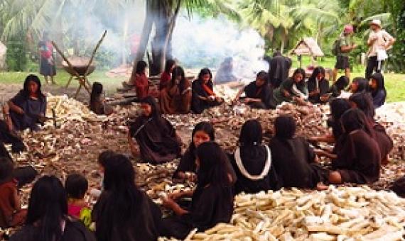 Ashaninka women peel manioc in their village of Apiwtxa in 2017. Image by Maria Fernanda Ribeiro.