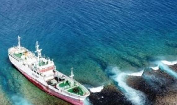 Shen Gang Shun 1 stuck on reef of Arutua. Credit - https://www.rnz.co.nz/