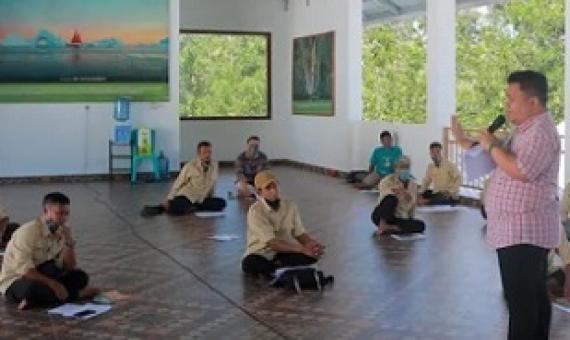 Indonesian nonprofit Alam Sehat Lestari conducts training to provide former loggers with financial support to grow their own sustainable businesses during the COVID-19 pandemic. Photo by: ASRI